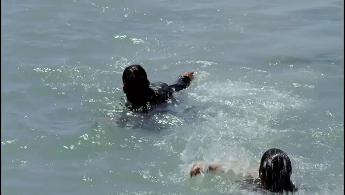 download planet of the sharks (2016) dual audio {hindi-english} 480p [300mb] | 720p [1gb]