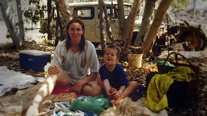 download shark beach with chris hemsworth (2021) dual audio {hindi-english} 720p [250mb] hevc hdrip