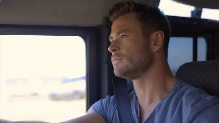 download shark beach with chris hemsworth (2021) dual audio {hindi-english} 720p [250mb] hevc hdrip