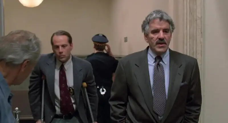 download striking distance (1993) bluray dual audio {hindi-english} 480p [370mb] | 720p [850mb]